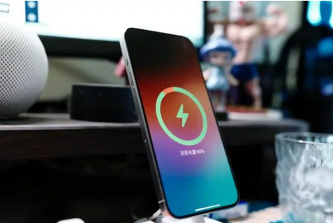 营根镇苹果15换屏服务分享用什么充电器给iPhone15充电更好 